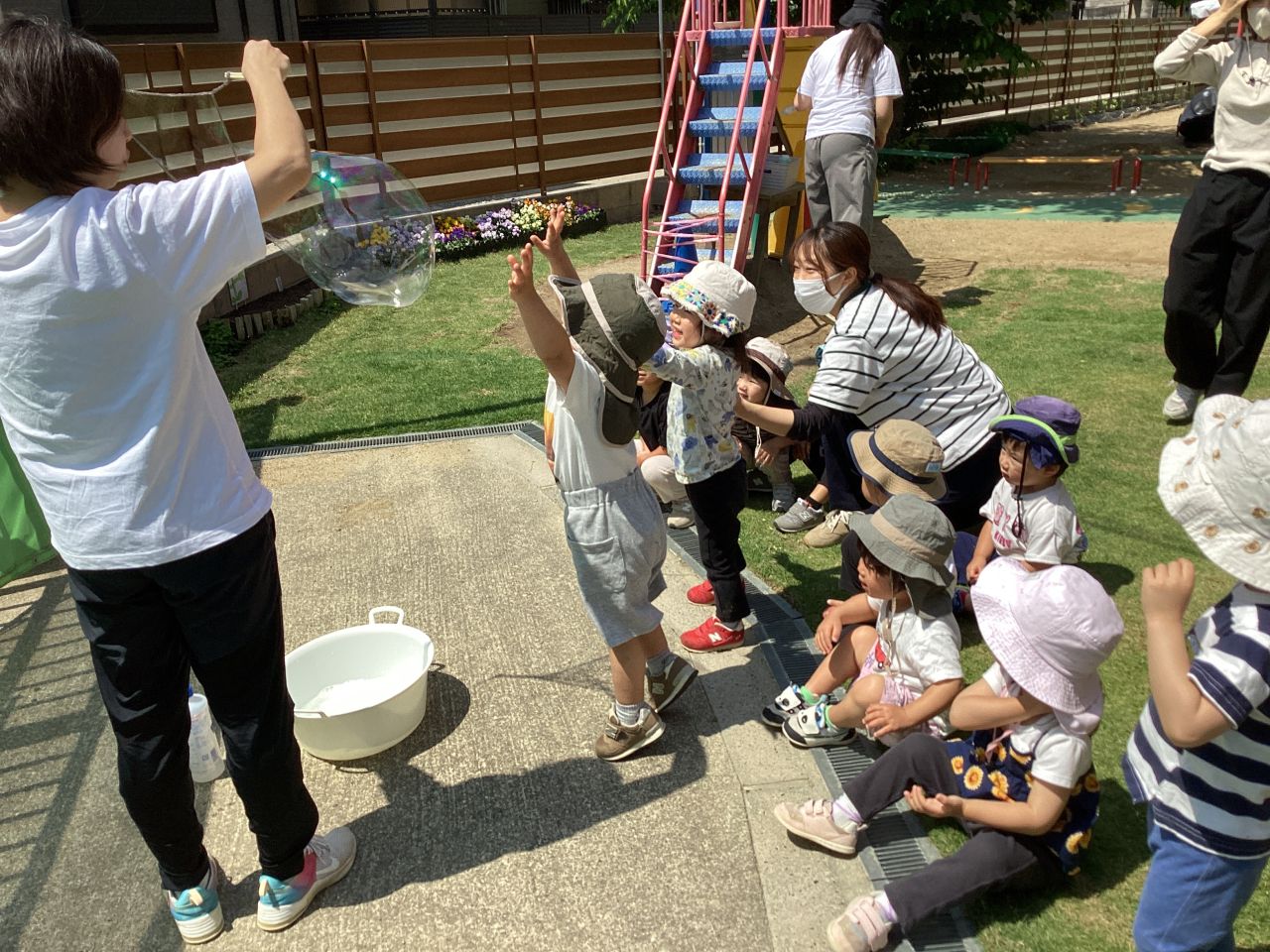 シャボン玉の中に　にじ！