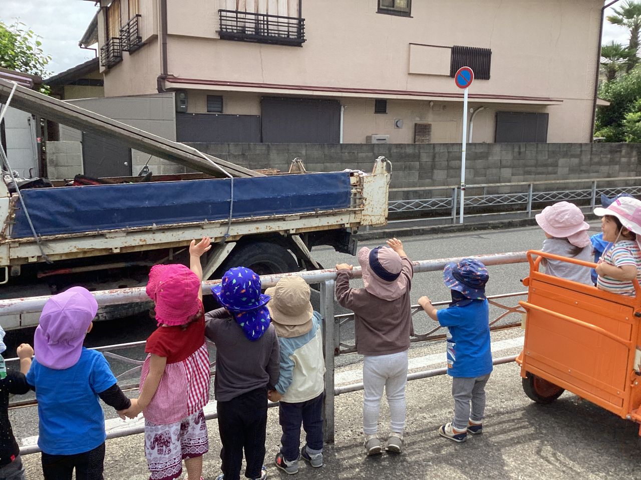 手をつないで行ってみよう！