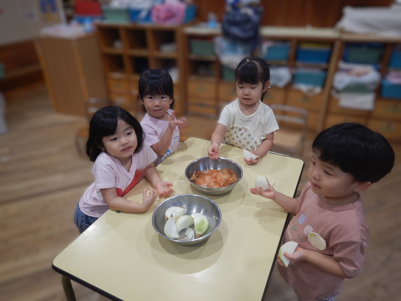 2歳児すみれぐみ、たまねぎの皮むきをしたよ🧅