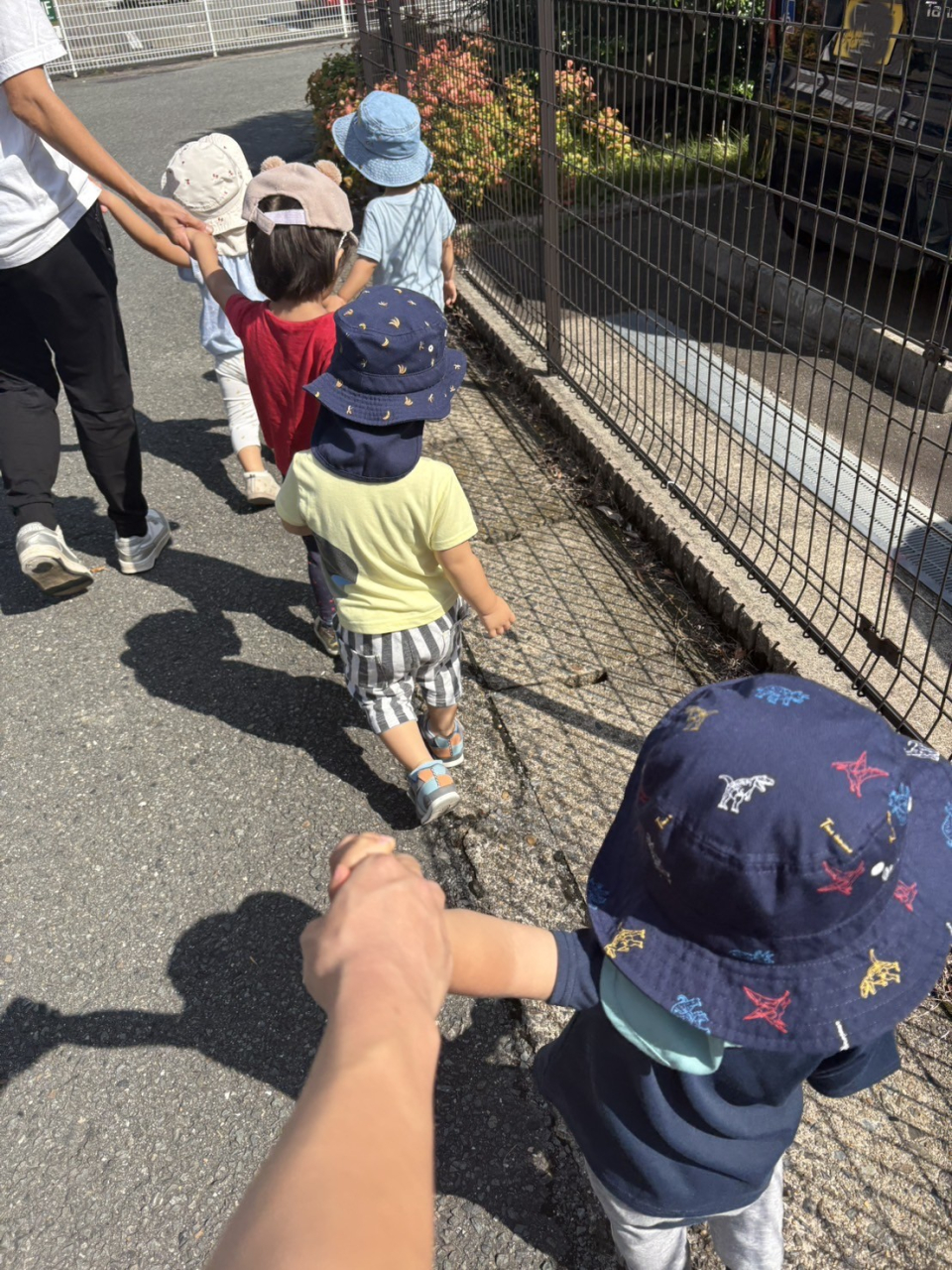 おててつないで行くよ～！