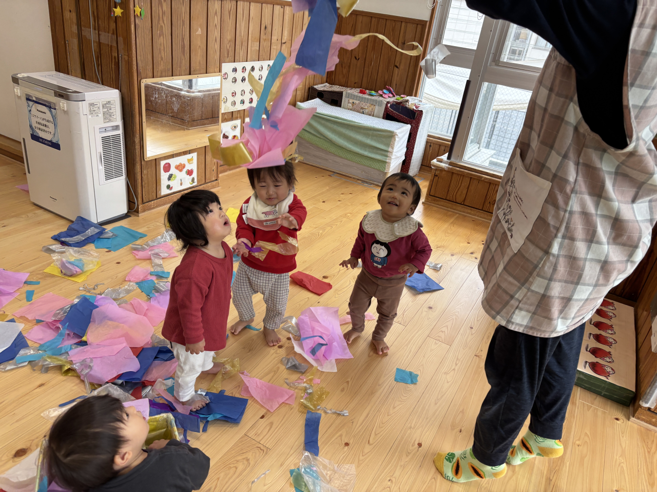 ひらひらきれいだね！～お花紙あそび～