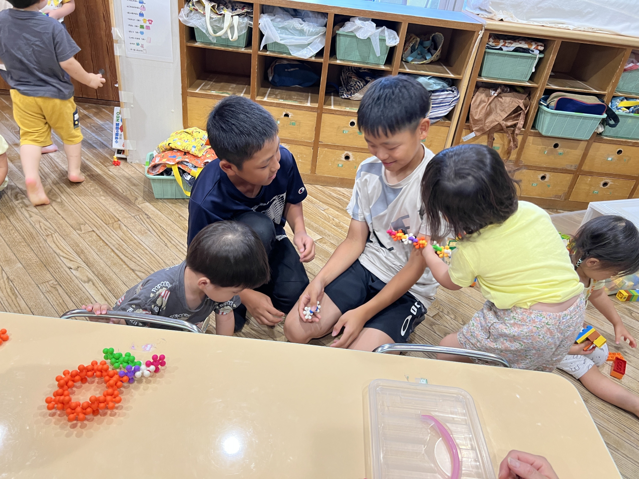 卒園児の小学生、中学生が保育園にお手伝いに来てくれていますよ🧑‍🎓🥎