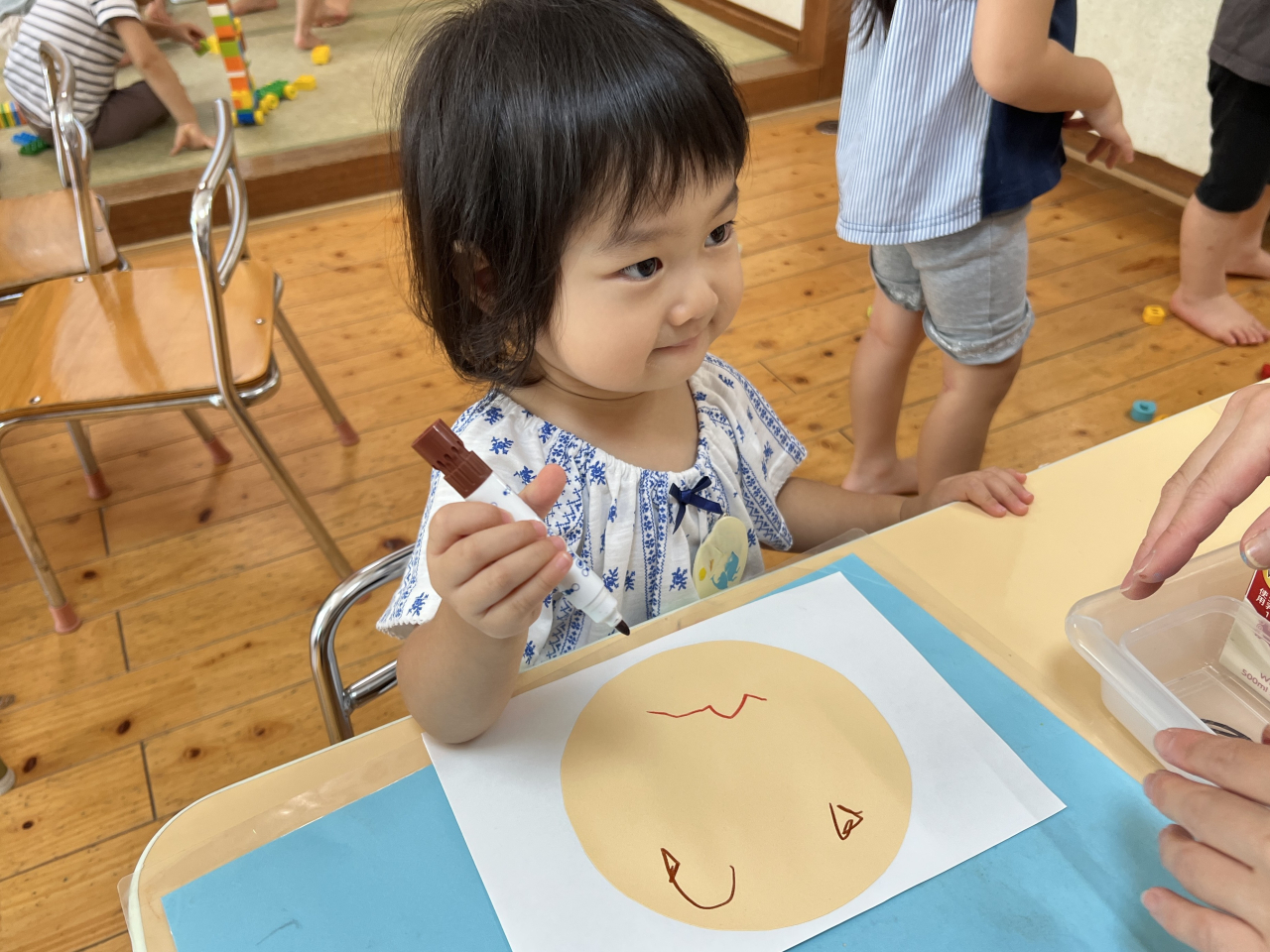 2歳児すみれぐみ🌼お顔を描いたり☺手形をとったり✋